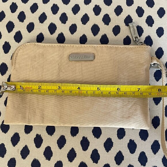Baggallini Tan RFID Wristlet - Picture 6 of 7